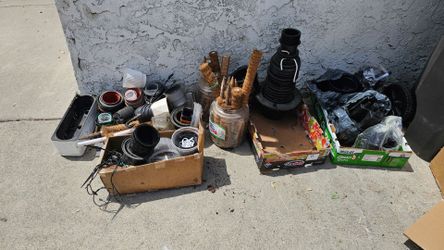 FREE-Old and new pots and coconut husk climbing poles