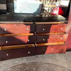 Una Cama Y Colchones Un Clóset Y Una Cajonera 