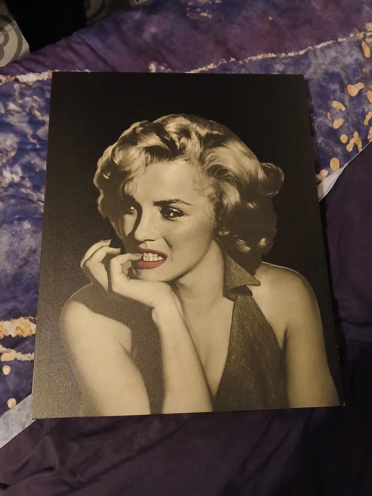 Marilyn Monroe Biting Nails Picture