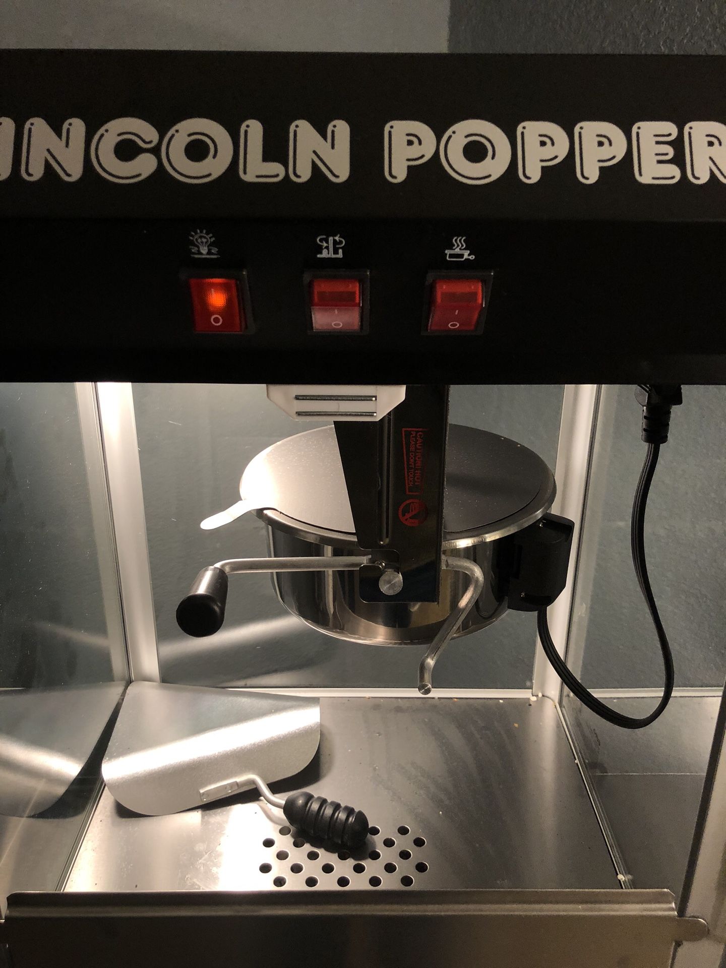 Black & Decker - Handy POP N SERVE - Electric & Hot Air Popcorn Maker! for  Sale in Woodbridge, CT - OfferUp