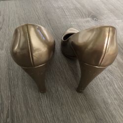Louis Vuitton Gold Pumps Size 38 1/2 for Sale in New York, NY - OfferUp