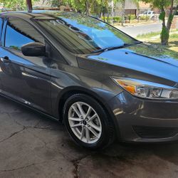 se vende ford focus 2018 titulo limpio en buenas condiones 