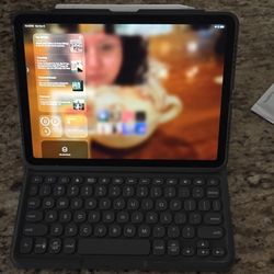 IPAD AIR 5TH GENERATION WITH CASE AND APPLE PENCIL