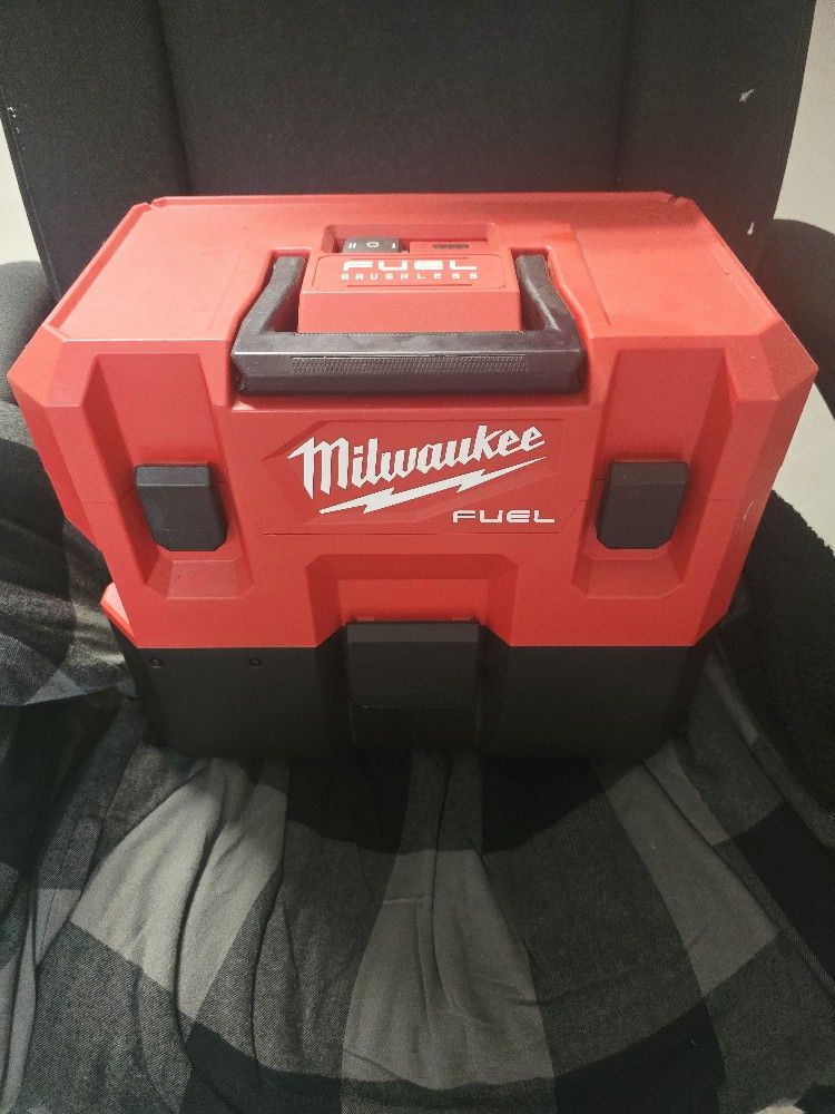 Milwaukee Vacum Fuel 12v