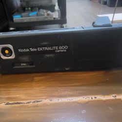 VINTAGE BROWNIE HAWKEYE CAMERA AND A KODAK TELE-EKTRALITE 600 CAMERA 