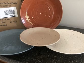 32 Piece Dish Set NEW! 