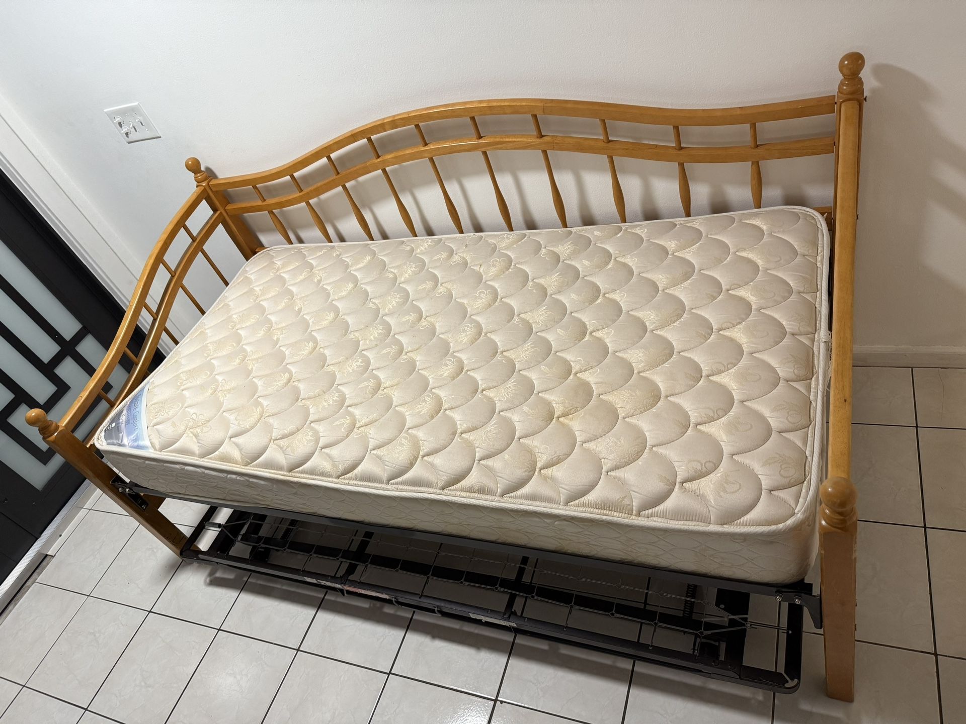 Twin Size Wooden/Metal Daybed with Trundle