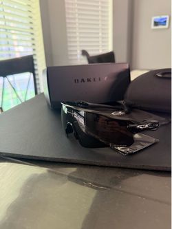 Oakleys sun glasses