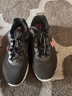 Women’s Nikes 7.5