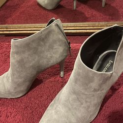 2 Pair Of Size 7 Women Shoes  Each Like New  Make A Offer 