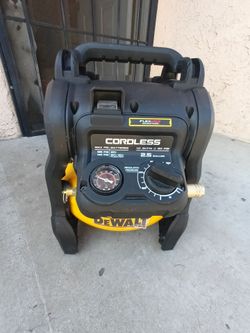 DEWALT
2.5 Gal. 140 psi Portable 20V Cordless Air Compressor with FLEXVOLT Advantage (Tool Only) solo se provo