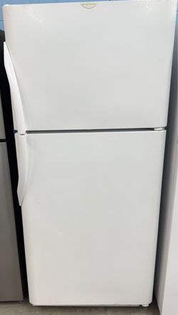 White Frigidaire 21 cu ft Refrigerator W/ Ice Maker