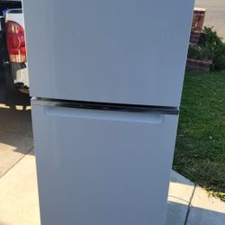 WHIRLPOOL 24 " REFRIGERATOR WORKS GREAT CAN DELIVER ANYWHERE 