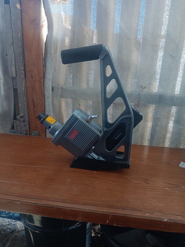 Senco SHF50 Pneumatic Hardwood Flooring Nailer