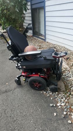 Quantum Edge Power Wheelchair with Joystick (For Parts Only)