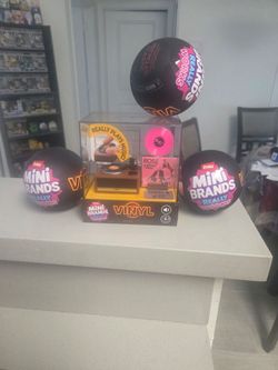 Mini Brands Vinyl Record Player & 3 Capsules