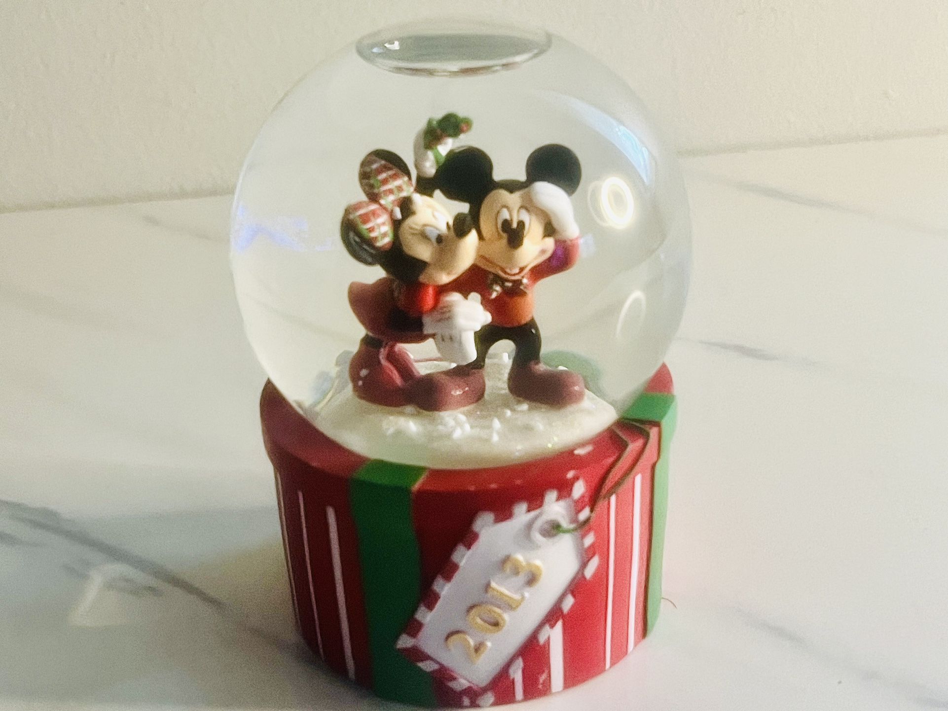 Disney Store Mickey & Minnie Mouse Christmas Holiday Mistletoe Snow Globe 2013
