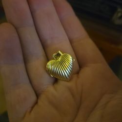 14K ITALY GOLD LOCKET