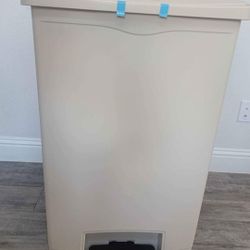 Rubbermaid Commercial Products Streamline Plastic Front Step On Trash Can, 24 Gallon,90L Hands-Free Garbage Can for Medical Waste in Hospitals/Lab/ Em