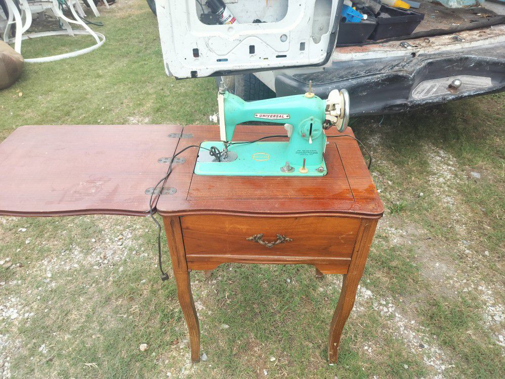 Universal Vintage Sewing Machine