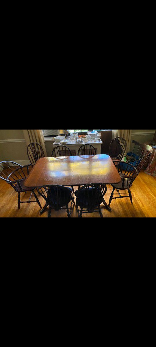 Nichols & Stone Dining Table And Chairs