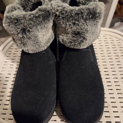 Size 9 Khombu suede boots