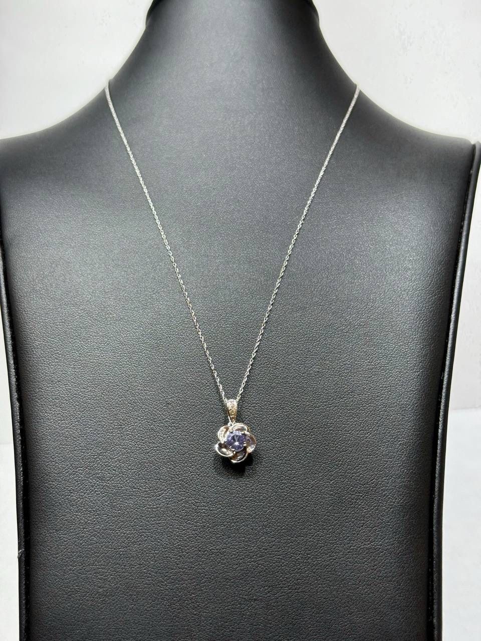 10k white gold 0.5 Ct. Blue Sapphire diamond flower Pendant with chain