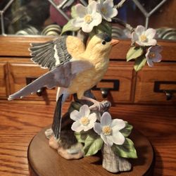  BEAUTIFUL VINTAGE MASTER PIECE PORCELAIN  GOLD FINCH  PERFECT CONDITION  8 INCHES TALL  This Is A Very  BEAUTIFUL  GOLD FINCH  MASTER PIECE Porcelain