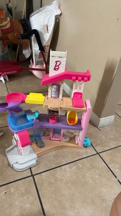 Barbie doll house little people