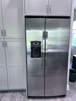 GE Stainless Steel Side-by-Side Refrigerator – Excellent Condition – $450 OBO