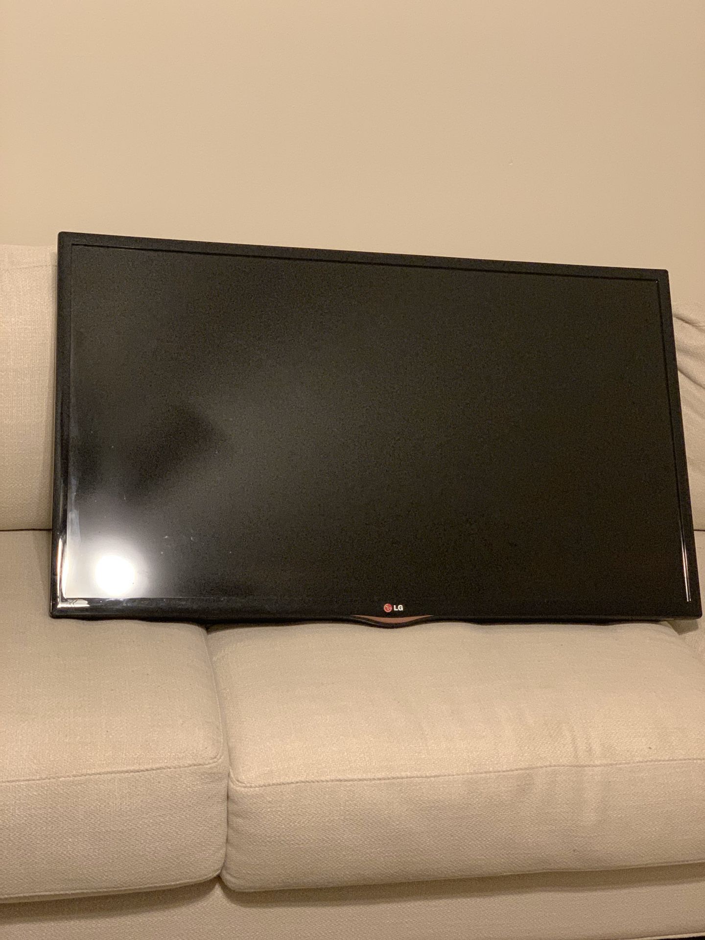 LG 40” 1080P TV w/wall mount