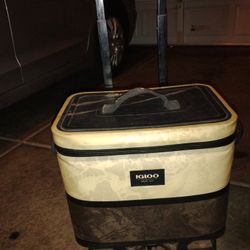 IGLOO COOLER 20/28CANS WITH WHEELS ASSIST 