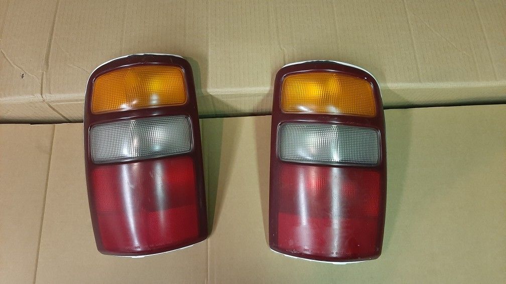 99 - 06 taillights GMC Yukon Chevy Tahoe Suburban parts