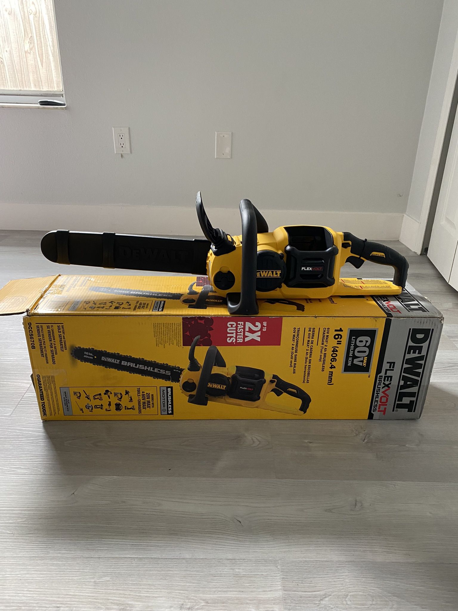 DEWALT FLEXVOLT 16” CHAINSAW ( No Battery O Charger )