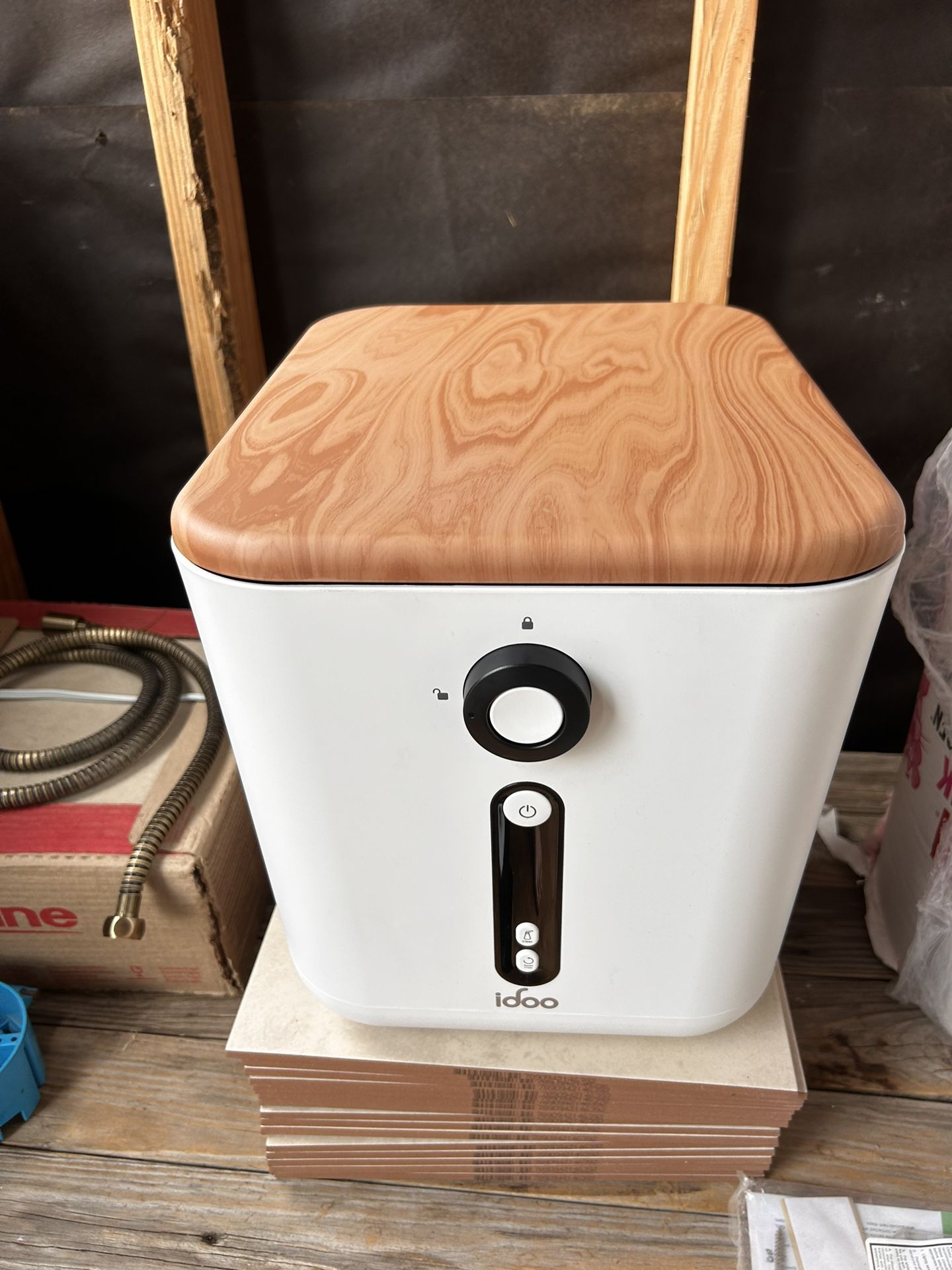 Almost New Counter top composter Idoo Beand