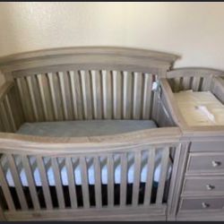 Sedona Crib With Changer And Drawers