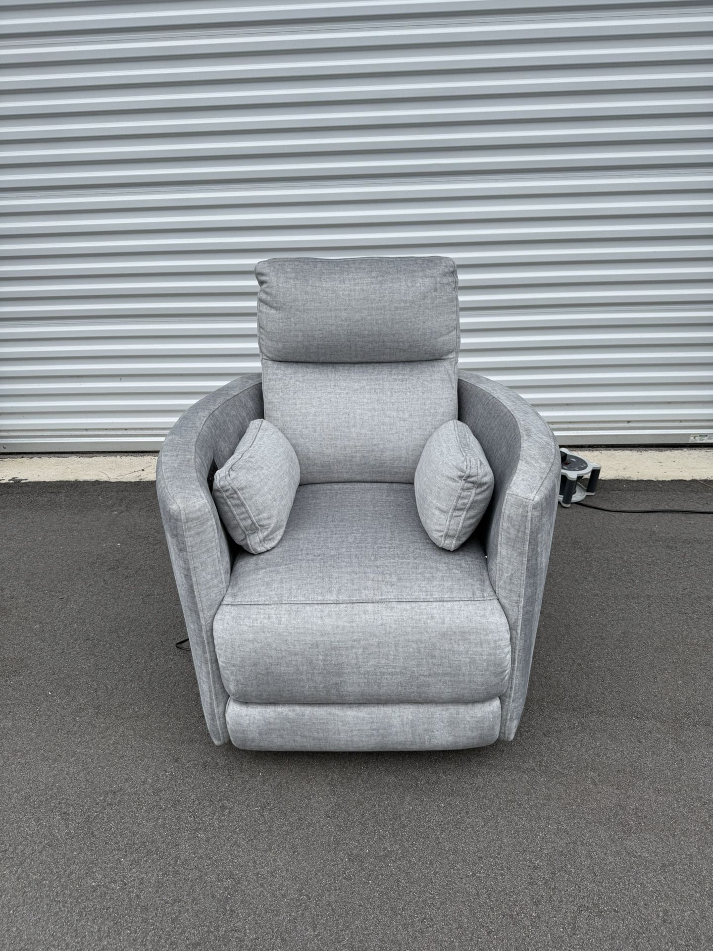 🚚‼️FREE DELIVERY Darcy Power Recliner Chair – $300