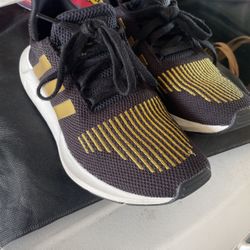 ADIDAS. Tennis Shoes 