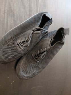 Black tennis shoes size 8 1/2