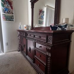 California king Bedroom Set ! In Good Condition Normal Wear , Solid Wood. O Big Damage Just A Few Stains And A Couple Of Drawers Loose ! Thats It . 