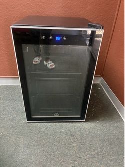 SALE  IGLOO Like New Wine and Beverage Cooler with Magnetic Key case. ONLY  $120 🍀