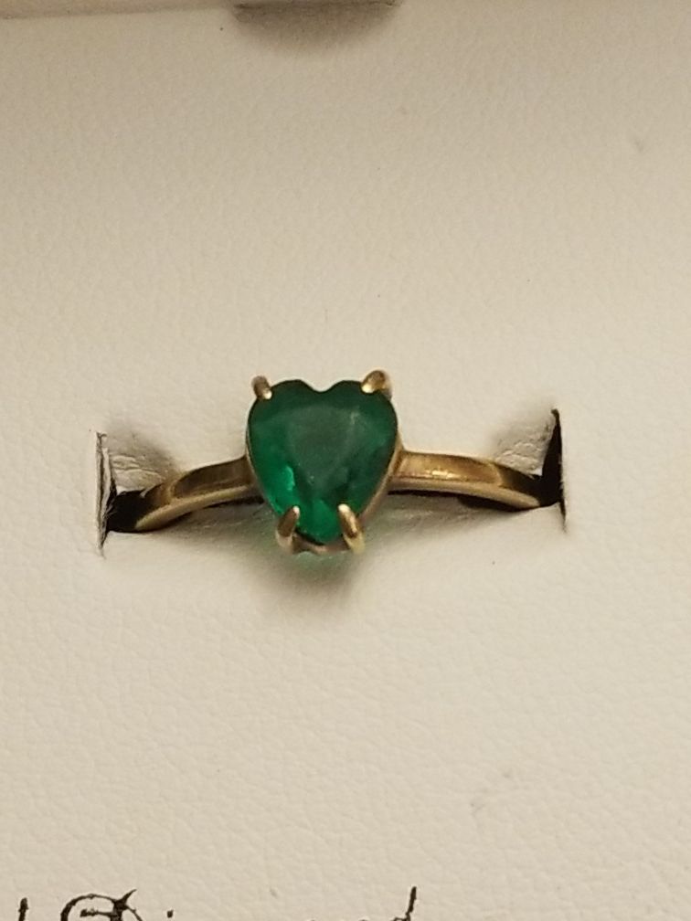 BEAUTIFUL GOLD RING WITH EMERALD