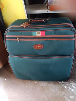 Larks Samsonite 22" Wheel Luggage.