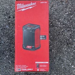 Milwaukee M12 12-Volt Lithium-lon Cordless Bluetooth/AM/FM Jobsite Radio with Charger