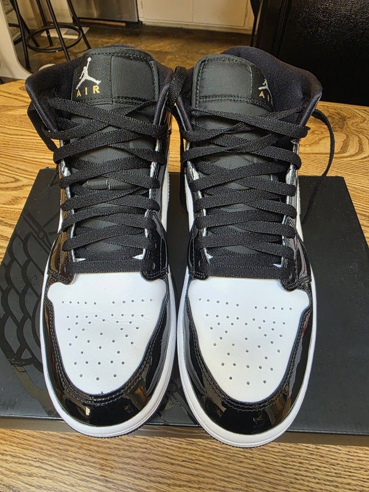 Jordan 1 Mid Black Metallic.