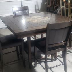 Lasy Susan High Table And Bar Stools Excellent Condition 
