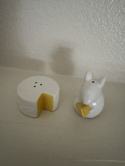 Cute, Vintage Cheese/mouse; Salt & Pepper Set
