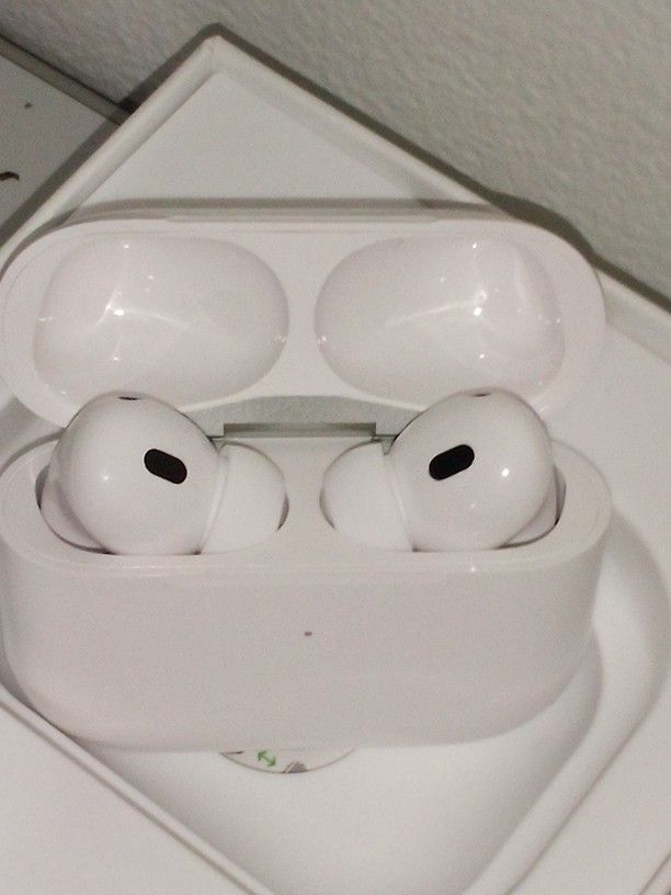 Open Box Neve Used AirPods Pro 2 USb C Charging Earbuds