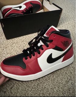 Air Jordan 1 Mid Chicago Black Toe