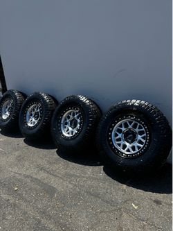 KMC KM549 GRS 6x5.5 17" Wheels With 33” Nitto RidgeGrappler Tires Machined with Black Lips